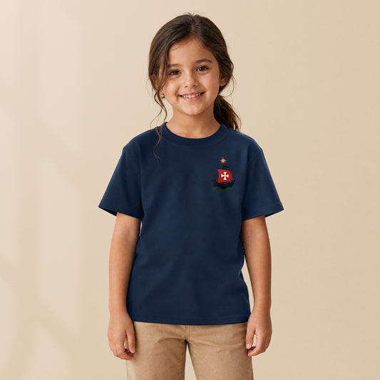 T-shirt enfant Navy Caravelle porté par une enfant, série Aventures Maritimes TifoArt
