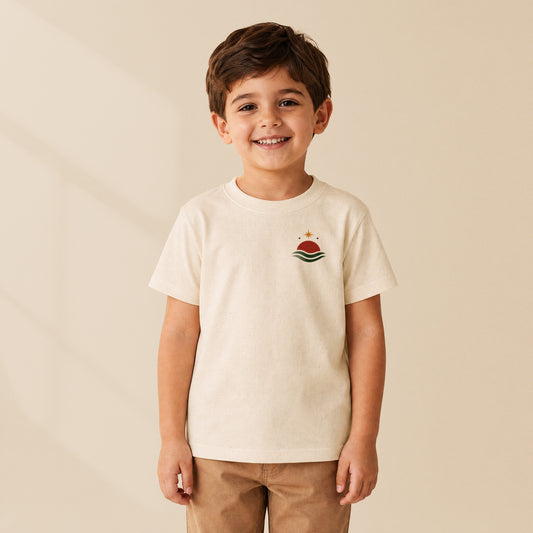 T-shirt enfant crème Soleil du large porté par un enfant, série Aventures Maritimes TifoArt