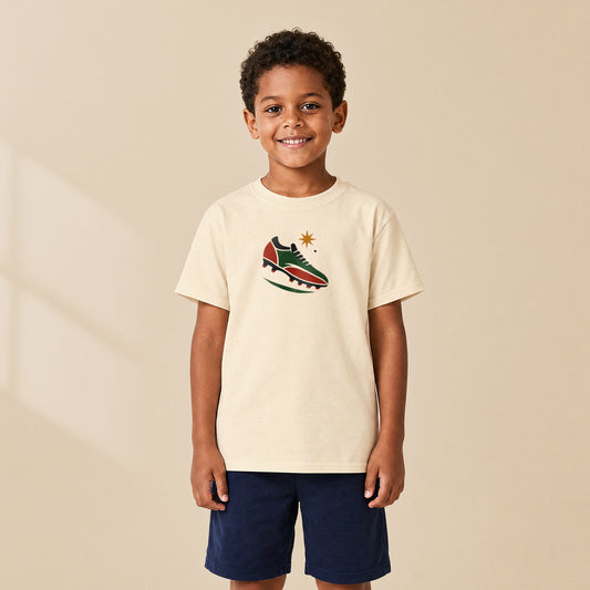 T-shirt enfant crème Le Crampon porté par un enfant, série Petits Champions TifoArt