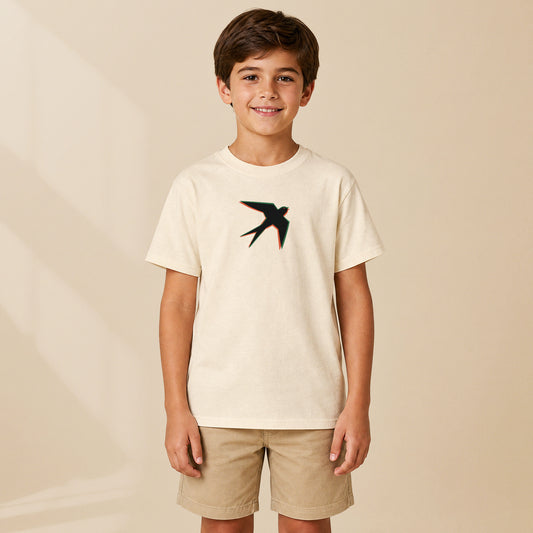T-shirt enfant crème Andorinha porté par un enfant, série Símbolos TifoArt