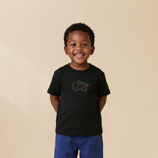 T-shirt enfant noir Le Camion-Benne porté par un enfant, série Símbolos Engins TifoArt
