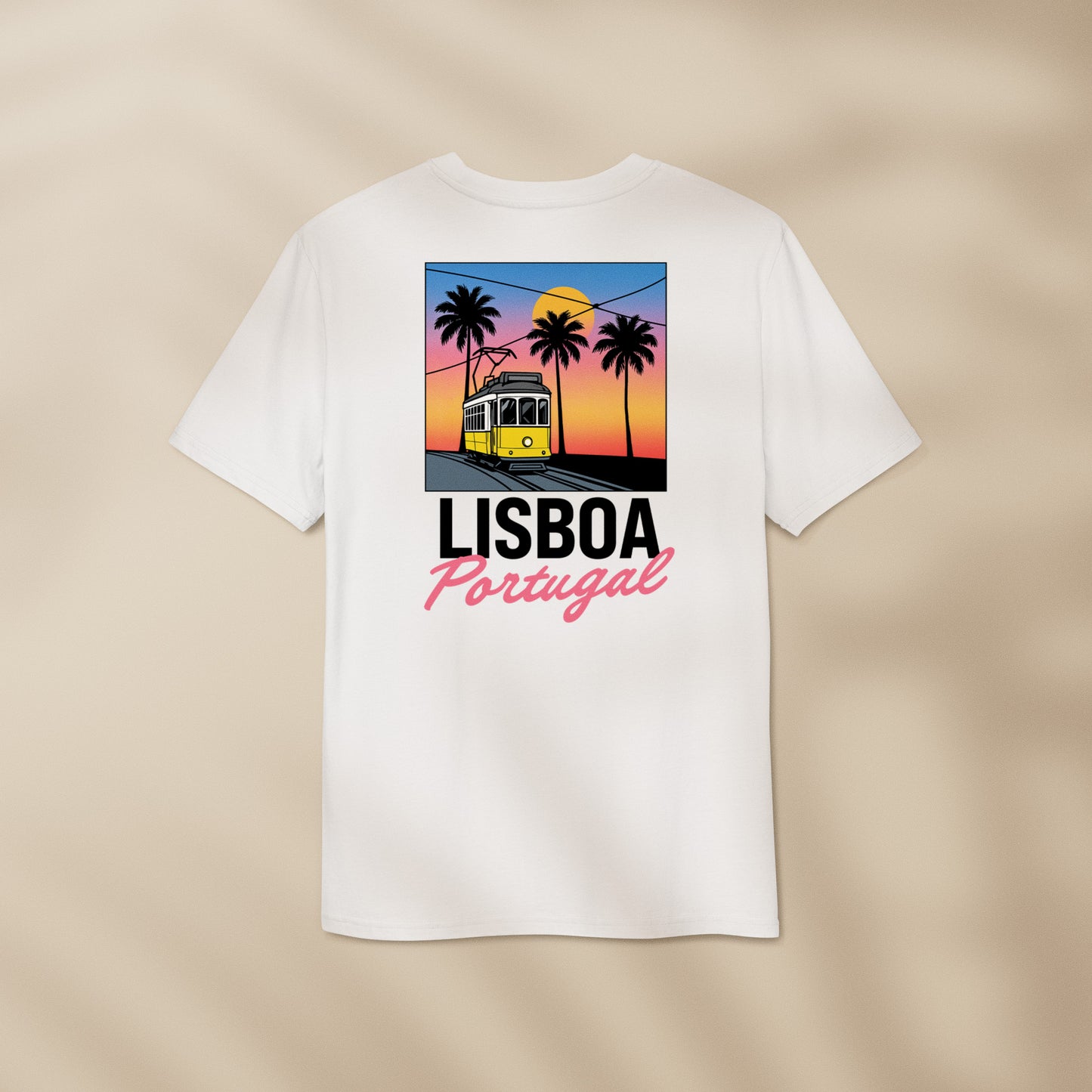 T-shirt Lisboa avec tramway 28 jaune et palmiers sous coucher de soleil sur Lisbonne, coton bio Portugal TifoArt