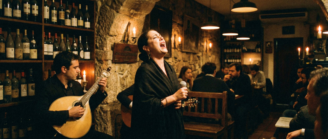 Chanteuse de fado en châle noir cave à vins Alfama guitariste portugais - culture portugaise - TifoArt