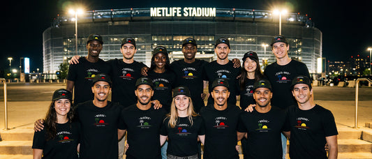 Quatorze supporters Nations 2026 TifoArt devant le MetLife Stadium, chacun portant le t-shirt Road to 2026 de son pays, Portugal Maroc Algérie France Tunisie Brésil Espagne Sénégal Turquie Côte d'Ivoire RD Congo Argentine Japon États-Unis