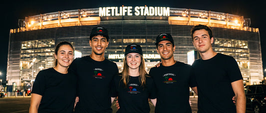 Cinq supporters Nations 2026 TifoArt devant le MetLife Stadium, casquettes trucker et t-shirts Maroc France Portugal fond noir