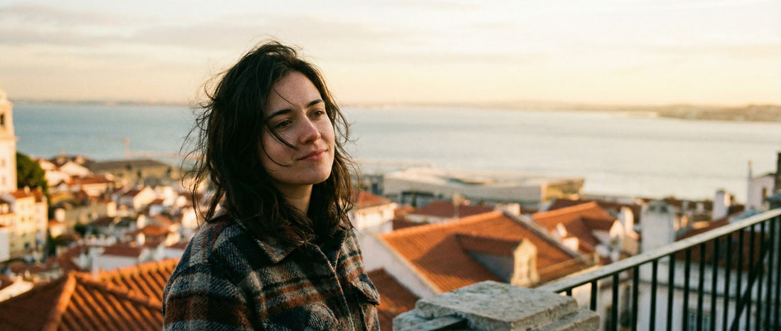 Jeune femme portugaise regardant l'horizon au coucher du soleil - identité diaspora portugaise - TifoArt