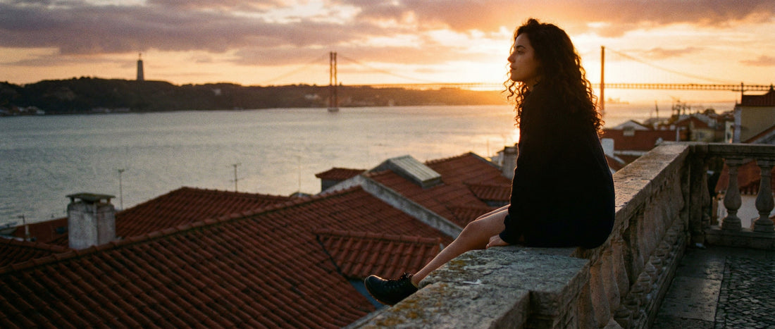 Vue sur le Tejo depuis un miradouro de Lisbonne au coucher du soleil - culture portugaise - TifoArt