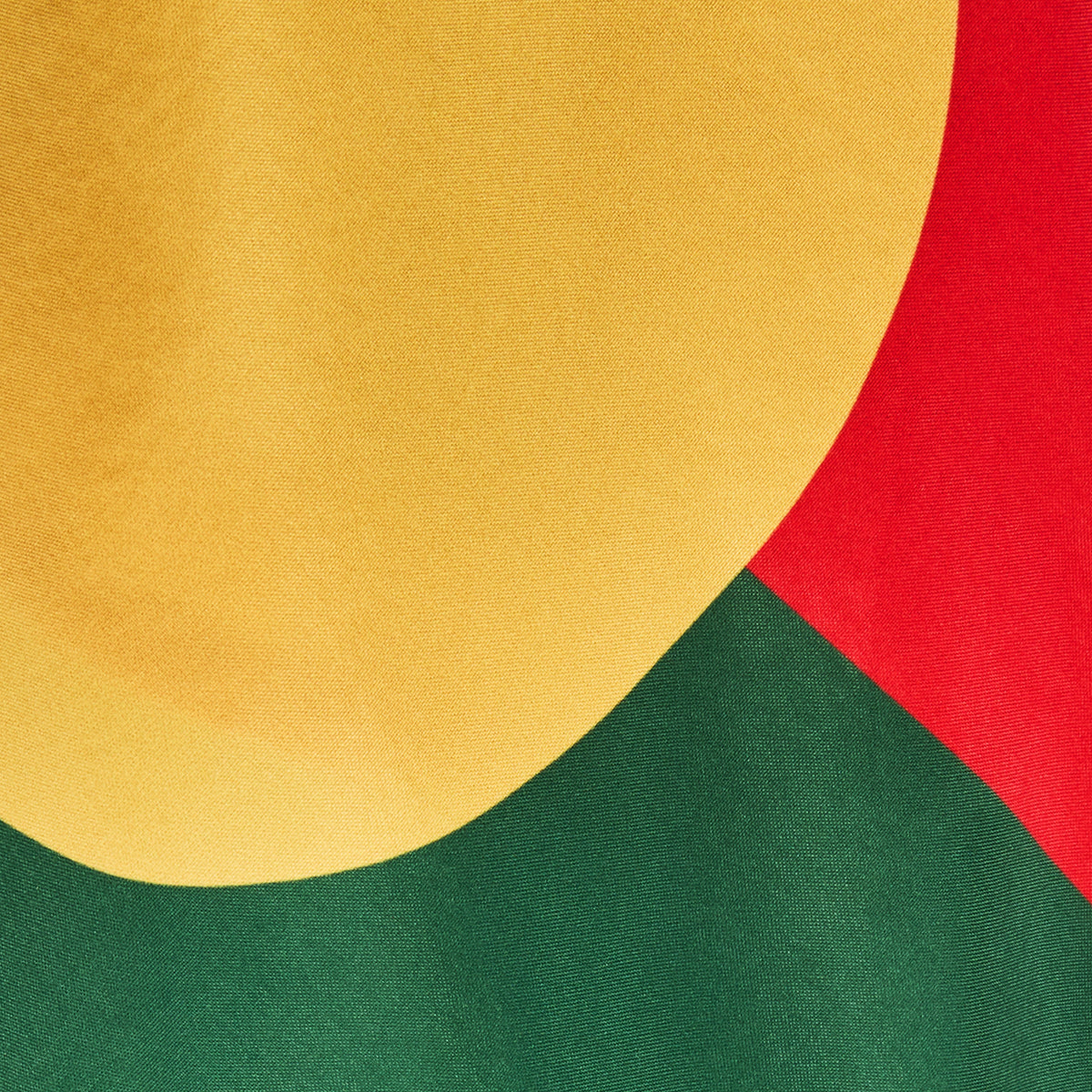 Gros plan des couleurs du drapeau portugais imprimées sur le coton du bandana, TifoArt
