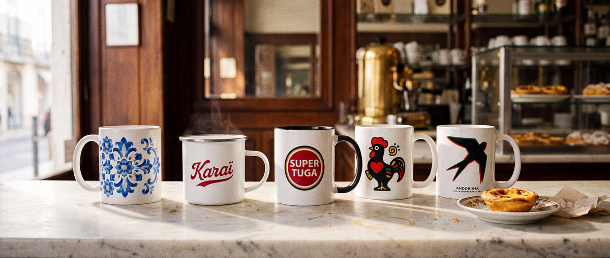 Mugs TifoArt sur le comptoir en marbre d'une pastelaria de Lisbonne : Flor azulejo, Karaï émaillé, Super Tuga, Galo et Andorinha, avec un pastel de nata