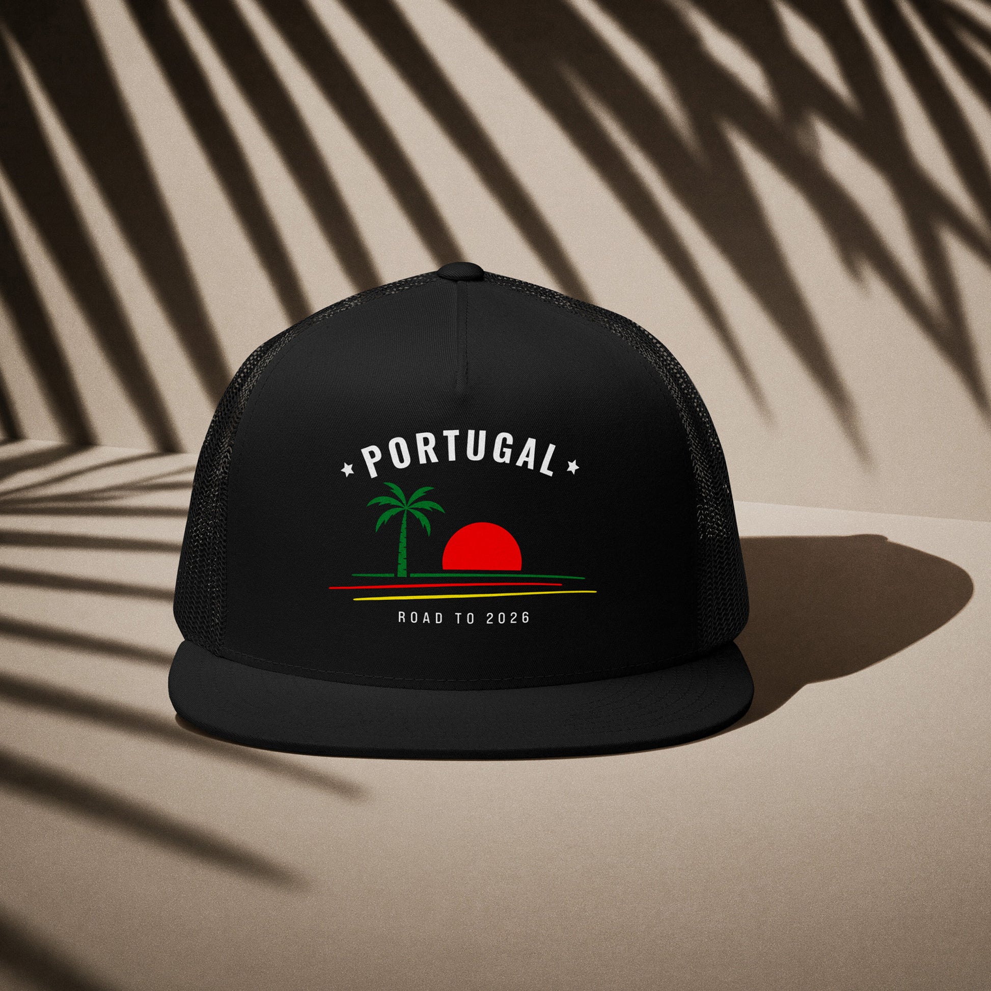 Casquette trucker noire supporter Portugal avec motif palmier aux couleurs rouge, vert et jaune du drapeau portugais, DTF TifoArt