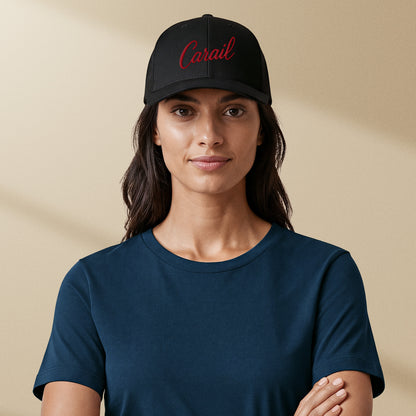casquette trucker noire brodée carail fil bordeaux portée par une femme style portugais tifoart