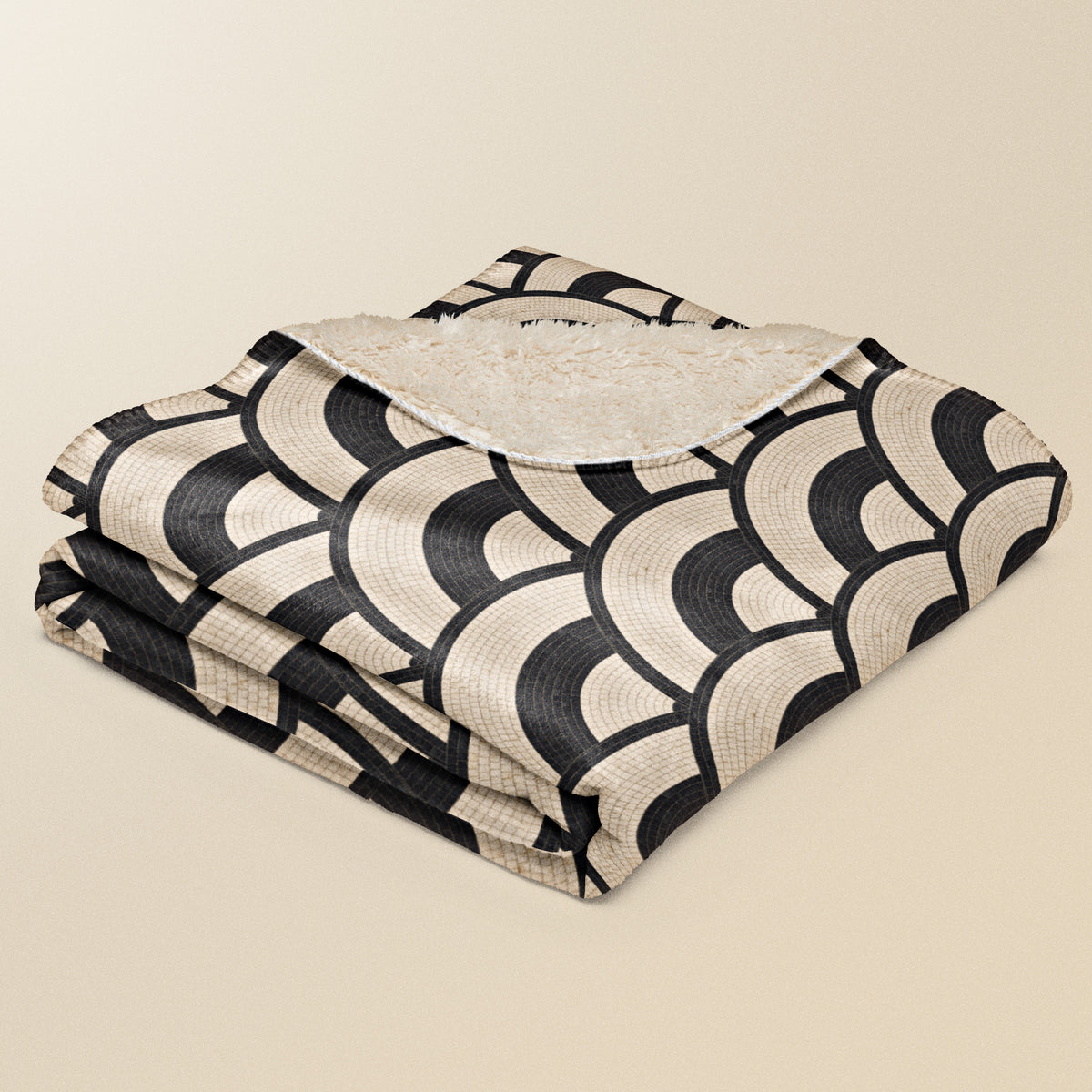 Plaid Calçada plié, écailles noires et crème sur fond beige