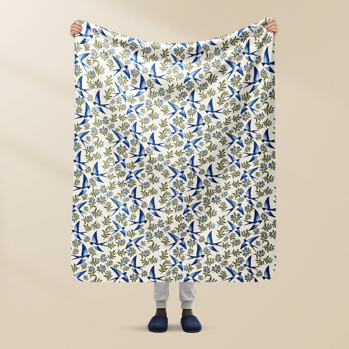 Plaid Andorinha Portugal en sherpa, tenu à la main, hirondelles bleu cobalt sur crème