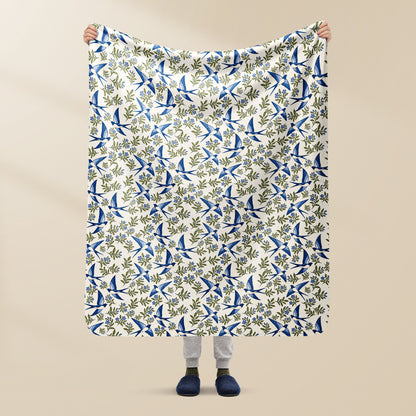 Plaid Andorinha Portugal en sherpa, tenu à la main, hirondelles bleu cobalt sur crème