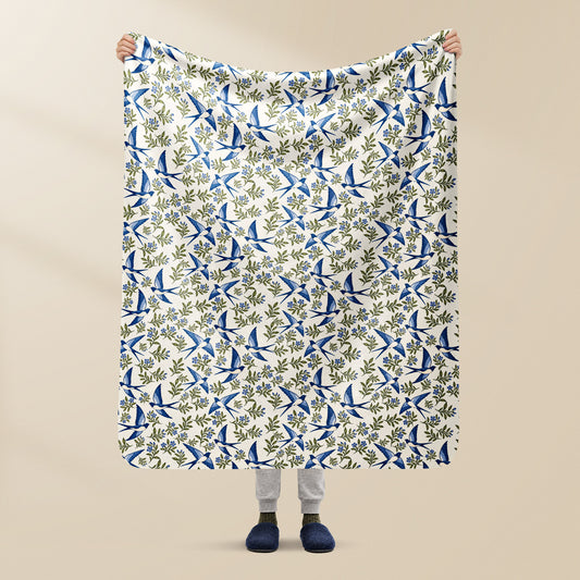 Plaid Andorinha Portugal en sherpa, tenu à la main, hirondelles bleu cobalt sur crème