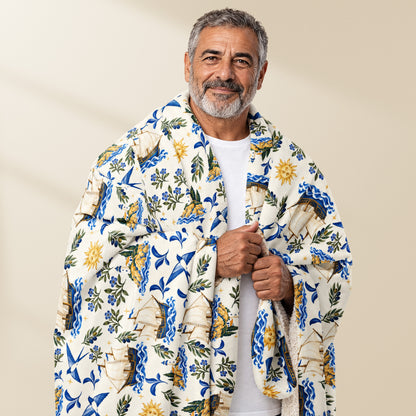 Plaid Caravelas porté sur les épaules, motif maritime portugais