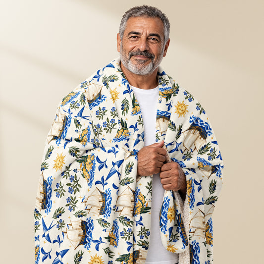 Plaid Caravelas porté sur les épaules, motif maritime portugais