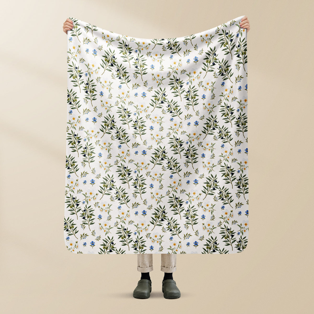 Plaid Oliveira Portugal en sherpa, tenu à la main, rameaux d'olivier et fleurs sur crème