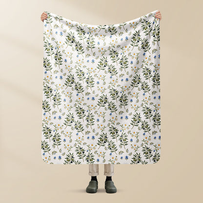 Plaid Oliveira Portugal en sherpa, tenu à la main, rameaux d'olivier et fleurs sur crème