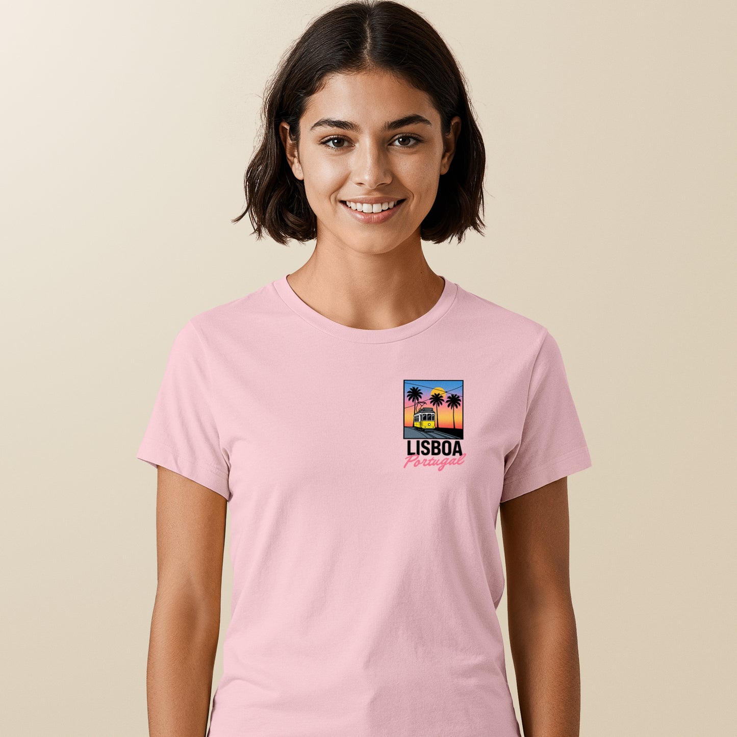 T-shirt Lisboa avec tramway 28 jaune et palmiers sous coucher de soleil sur Lisbonne, coton bio Portugal TifoArt