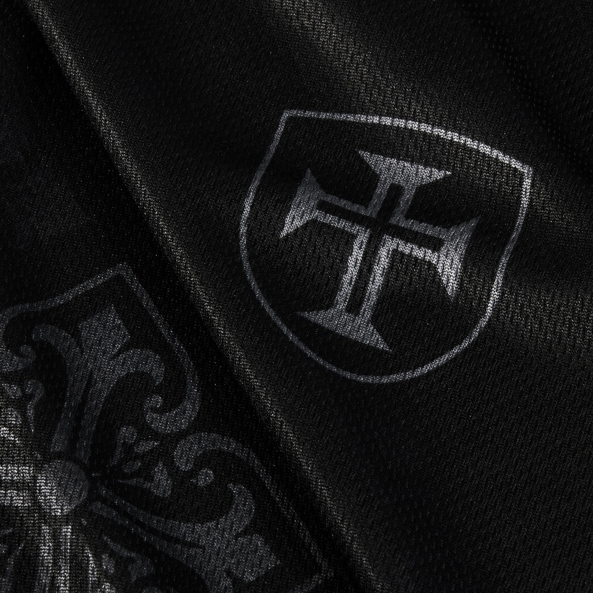 Gros plan de la croix ton sur ton sur maille noire, maillot Azulejo Noite TifoArt