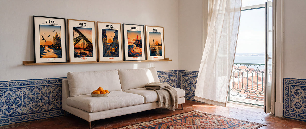 Cinq posters de la série Cidades de TifoArt, de Viana à Faro, sur une étagère dans un appartement de Lisbonne