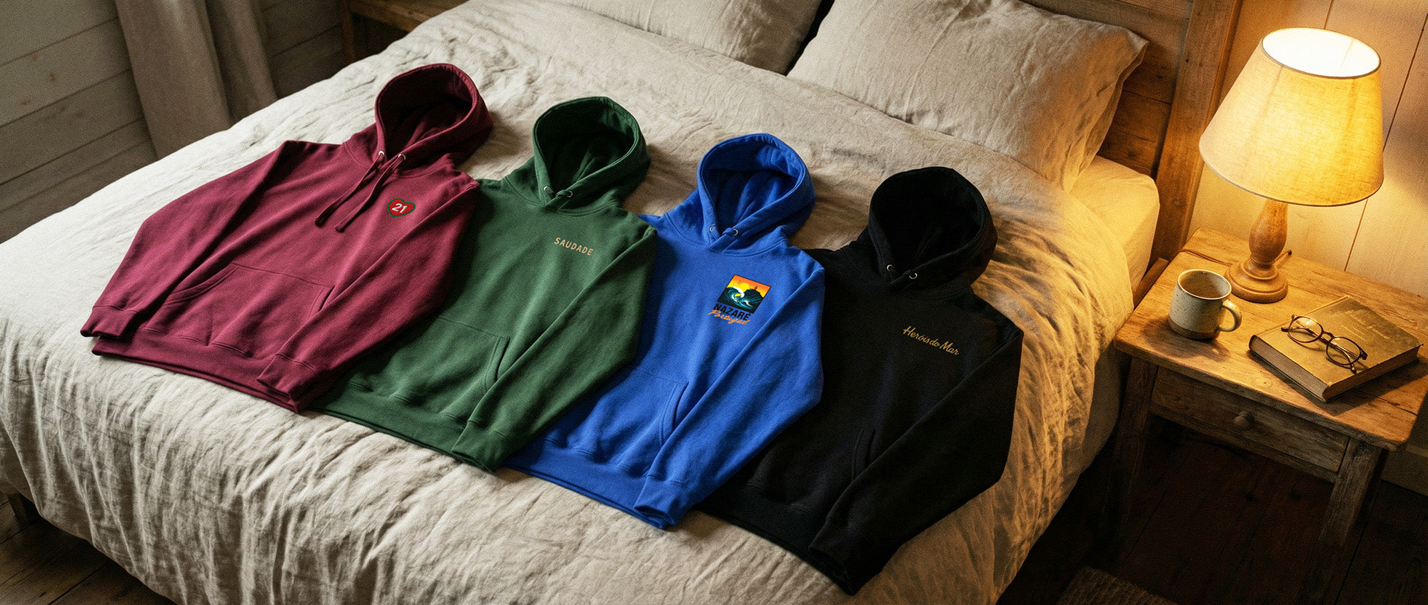 Sweats à capuche (hoodies) :
Hoodies Portugal TifoArt étalés sur un lit, collection culture portugaise