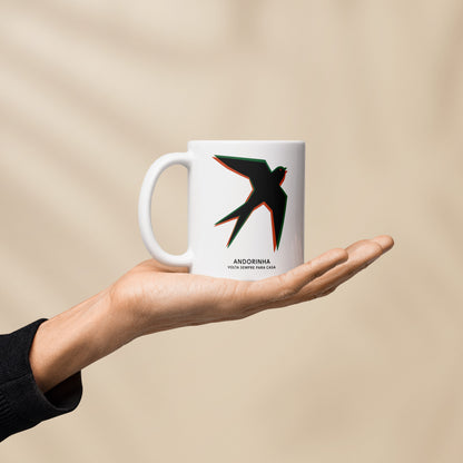 Mug Andorinha 11 oz tenu dans la paume d'une main, pour montrer sa taille