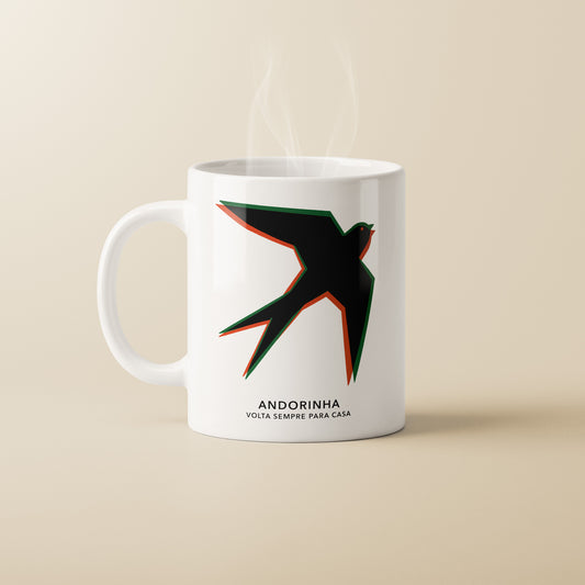Mug Andorinha TifoArt en céramique blanche, hirondelle noire à effet offset vert et rouge, inscription Volta sempre para casa, fond crème