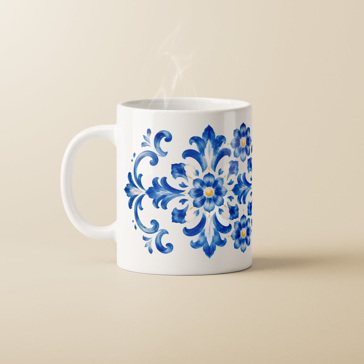 Mug Flor Azulejo TifoArt en céramique blanche, fleur d'azulejo bleu cobalt et jaune, vapeur au-dessus de la tasse, fond crème
