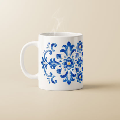 Mug Flor Azulejo TifoArt en céramique blanche, fleur d'azulejo bleu cobalt et jaune, vapeur au-dessus de la tasse, fond crème