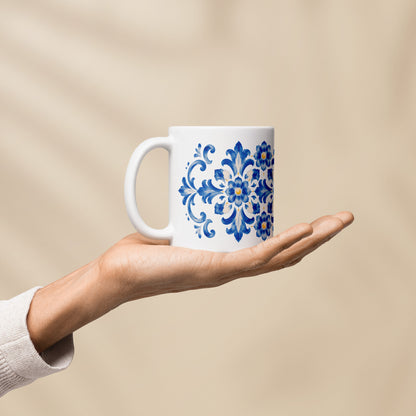 Mug Flor Azulejo 11 oz tenu dans la paume d'une main, pour montrer sa taille