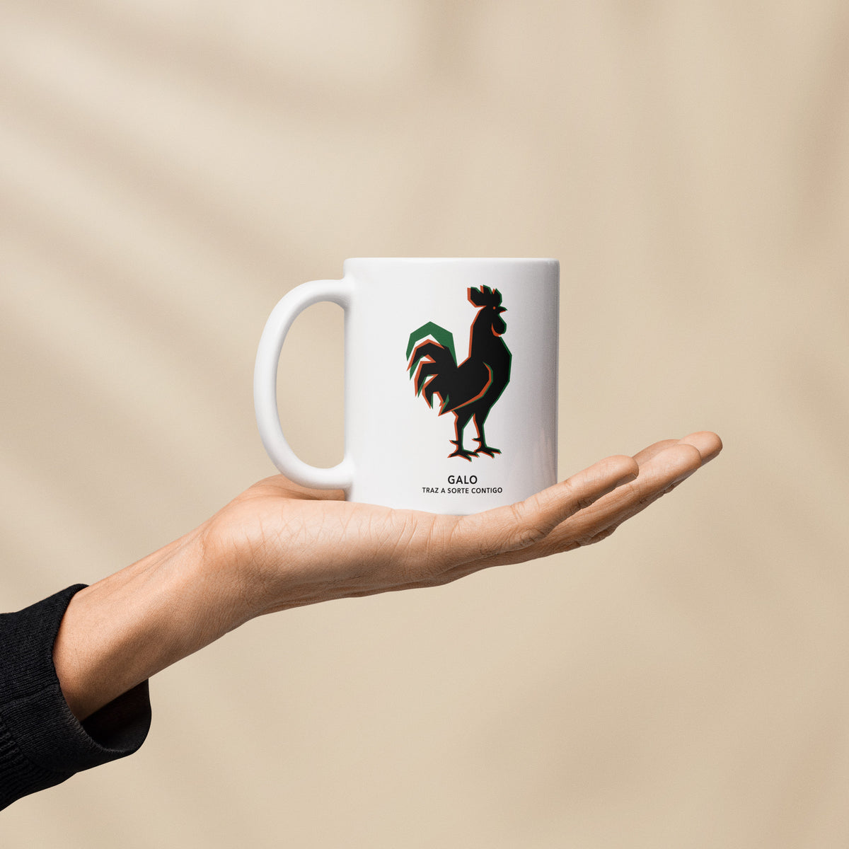 Mug Galo 11 oz tenu dans la paume d'une main, pour montrer sa taille