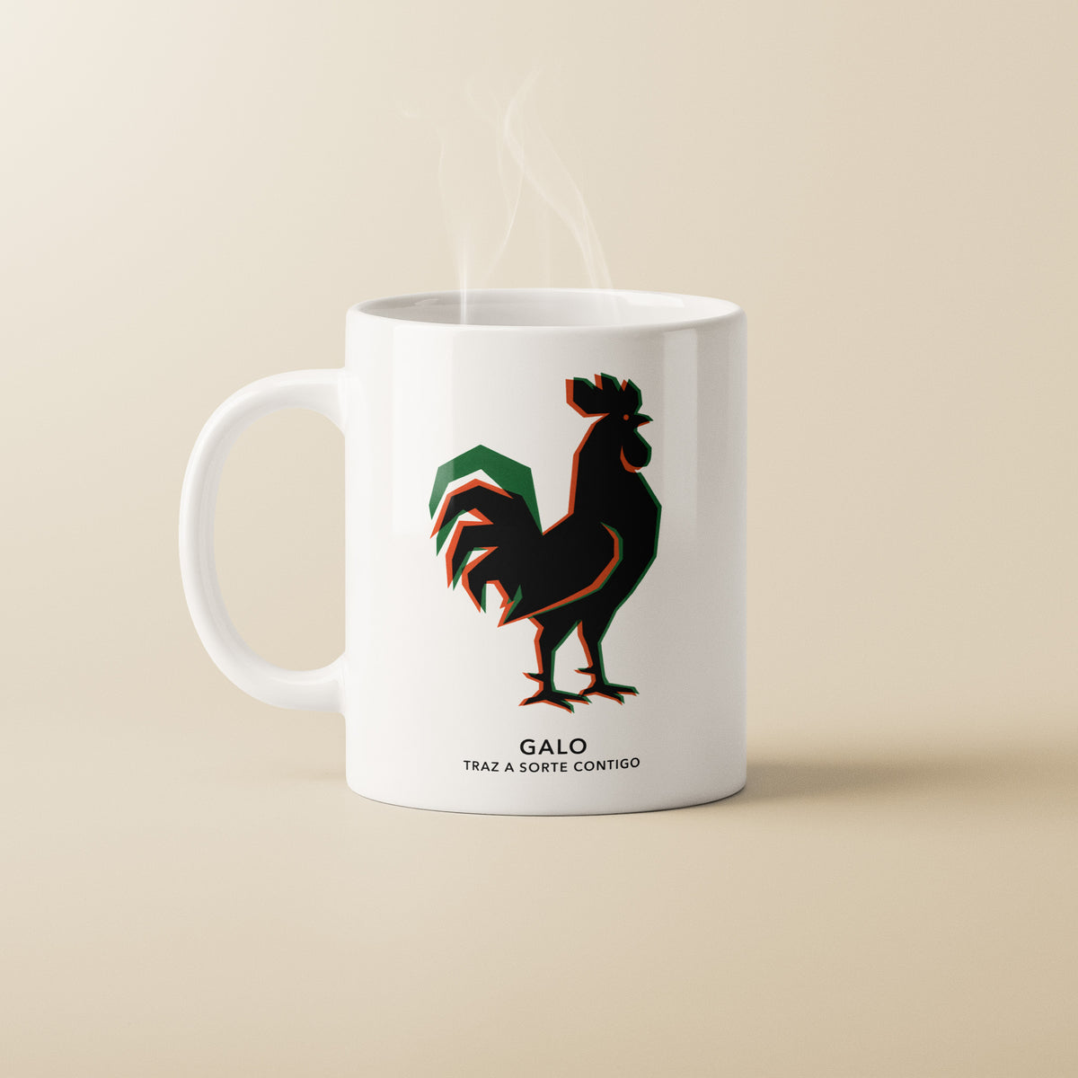 Mug Galo TifoArt en céramique blanche, coq de Barcelos noir à effet offset vert et rouge, inscription Traz a sorte contigo, fond crème