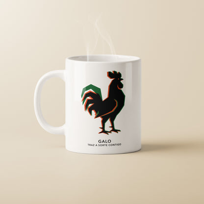 Mug Galo TifoArt en céramique blanche, coq de Barcelos noir à effet offset vert et rouge, inscription Traz a sorte contigo, fond crème