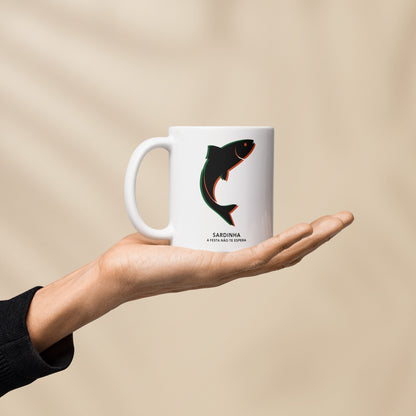 Mug Sardinha 11 oz tenu dans la paume d'une main, pour montrer sa taille
