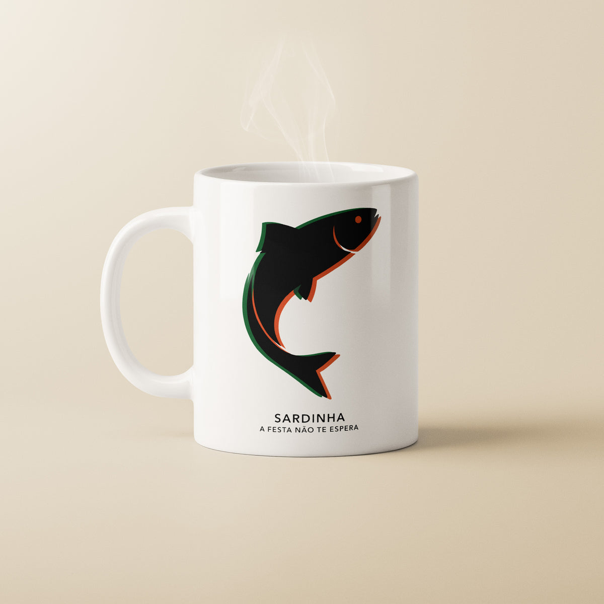 Mug Sardinha TifoArt en céramique blanche, sardine noire à effet offset vert et rouge, inscription A festa não te espera, fond crème