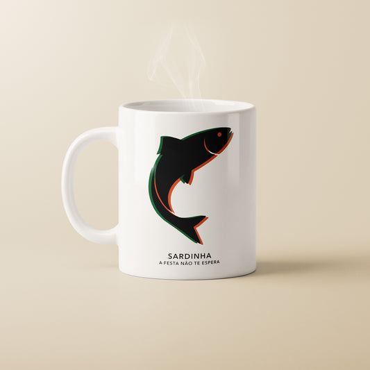 Mug Sardinha TifoArt en céramique blanche, sardine noire à effet offset vert et rouge, inscription A festa não te espera, fond crème