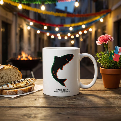 Mug Sardinha posé sur une table en bois un soir de Festas, sardines grillées sur du pain, manjerico et guirlandes de lumières dans une ruelle