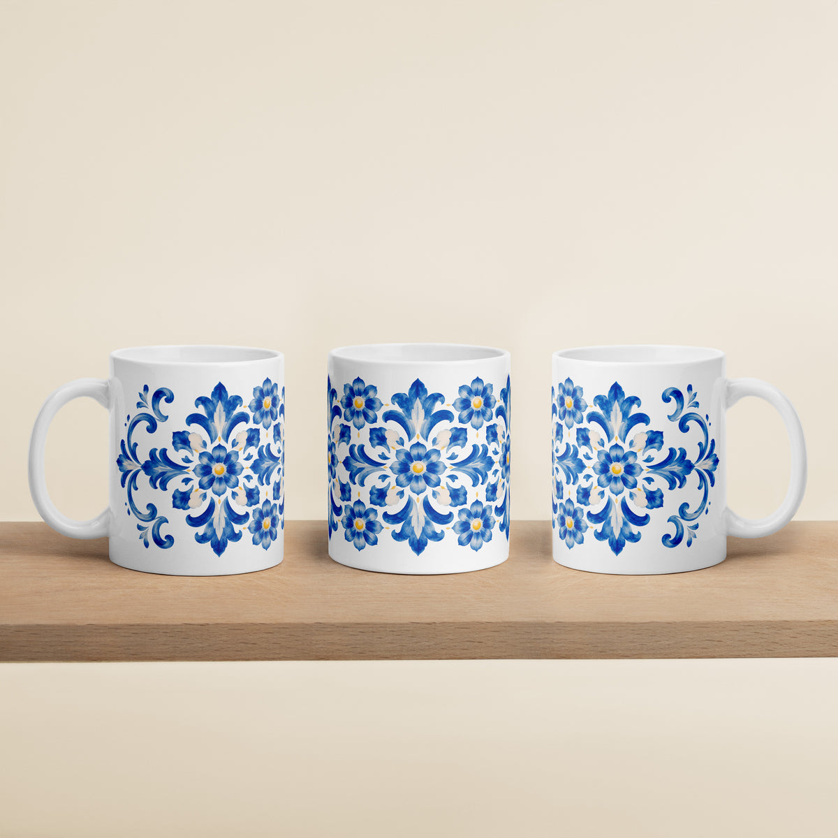 Trois vues du mug Flor Azulejo TifoArt, le motif floral bleu et jaune fait le tour de la tasse