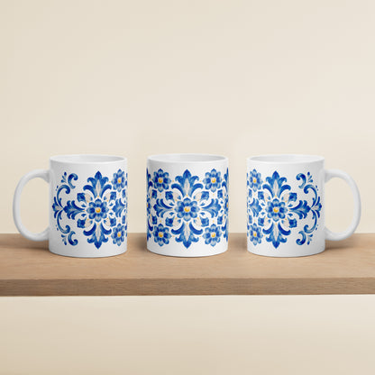 Trois vues du mug Flor Azulejo TifoArt, le motif floral bleu et jaune fait le tour de la tasse