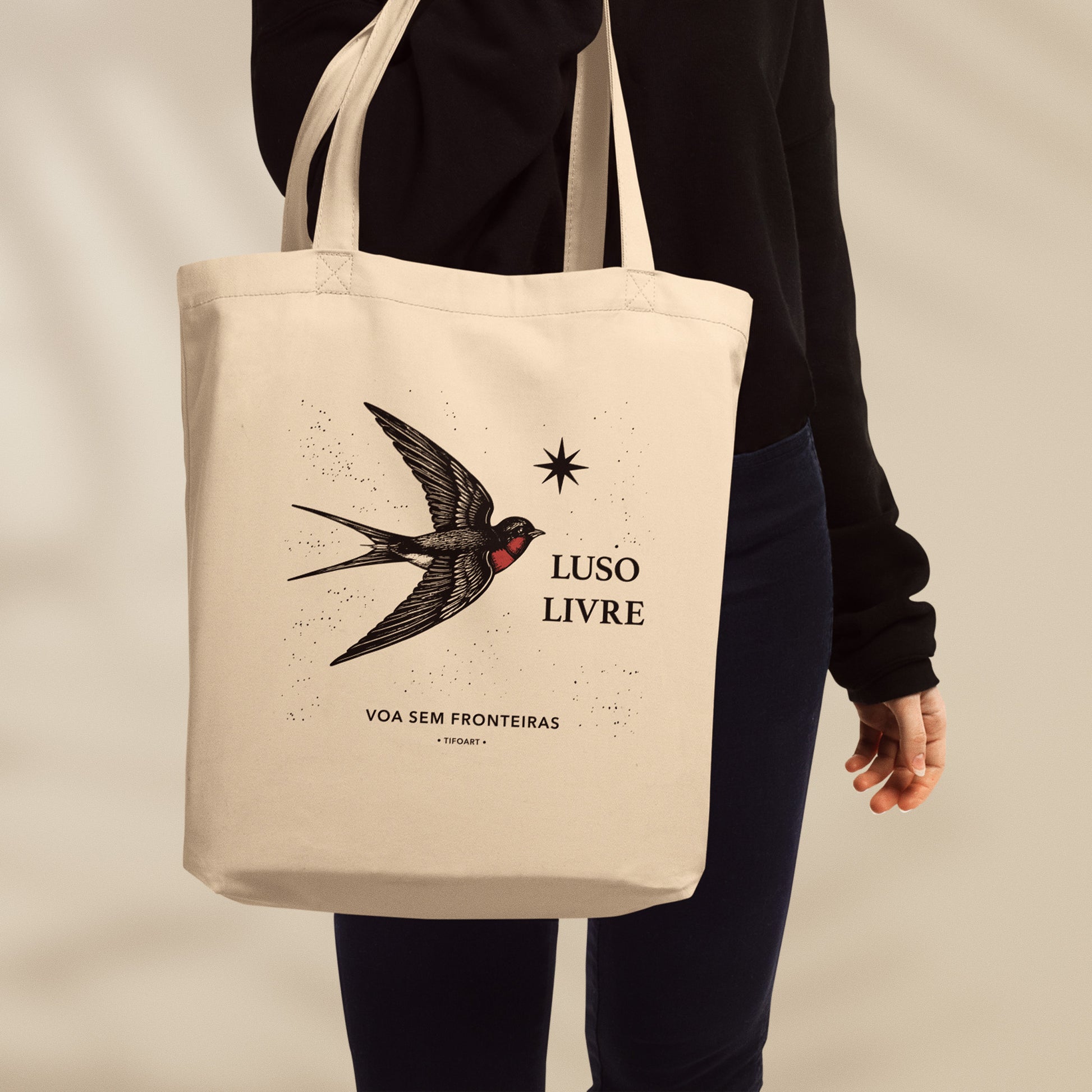 Sac Luso Livre porté Portugal coton bio diaspora voyageuse hirondelle Tif