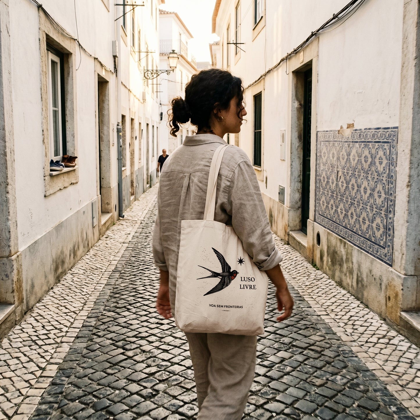 Sac Luso Livre porté dans une ruelle azulejos Lisboa diaspora portugaise voyage