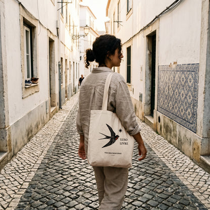 Sac Luso Livre porté dans une ruelle azulejos Lisboa diaspora portugaise voyage