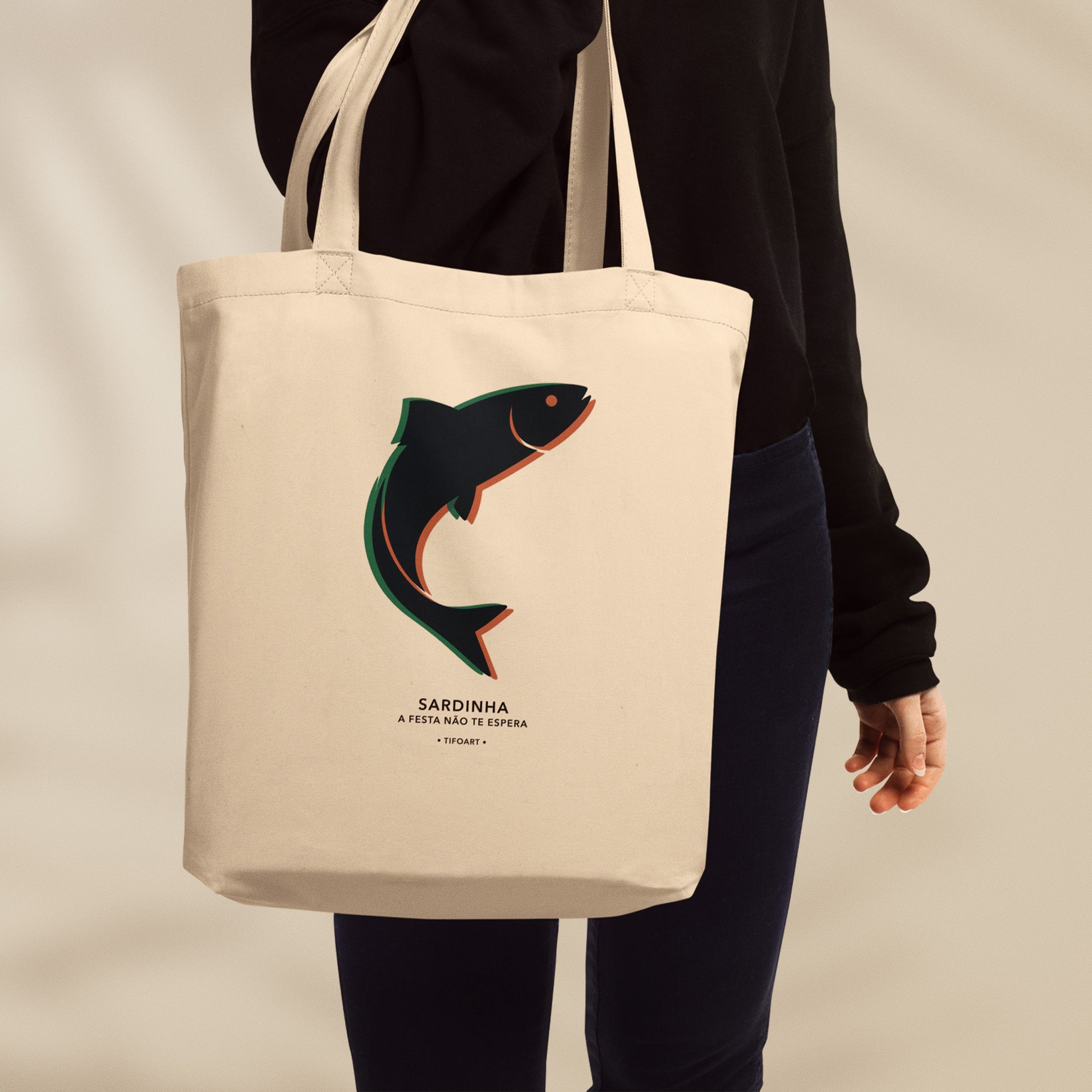 Sac tote Sardinha porté à l'épaule streetwear culture portugaise
