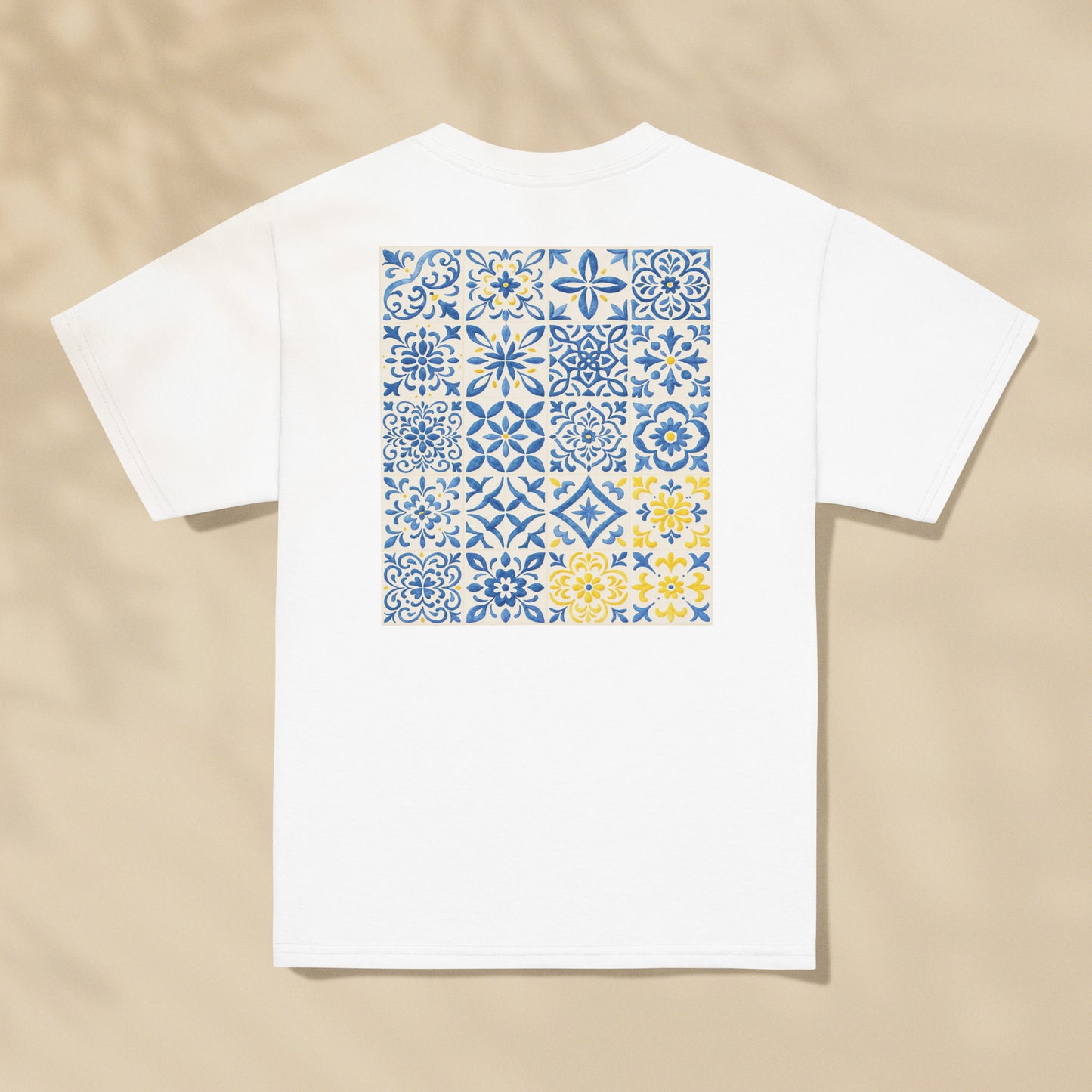 T-shirt enfant Azulejos blanc, motif de carreaux portugais bleus et jaunes imprimé au dos, TifoArt