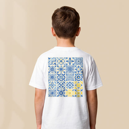 Dos du t-shirt enfant blanc Azulejos porté par un enfant, carreaux bleus et jaunes TifoArt