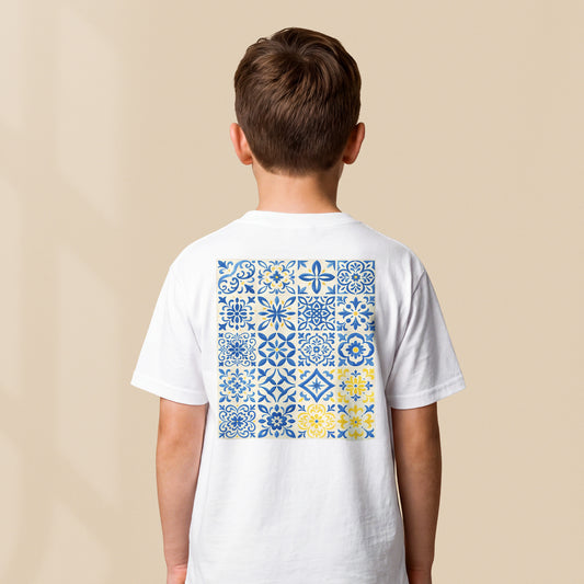 Dos du t-shirt enfant blanc Azulejos porté par un enfant, carreaux bleus et jaunes TifoArt