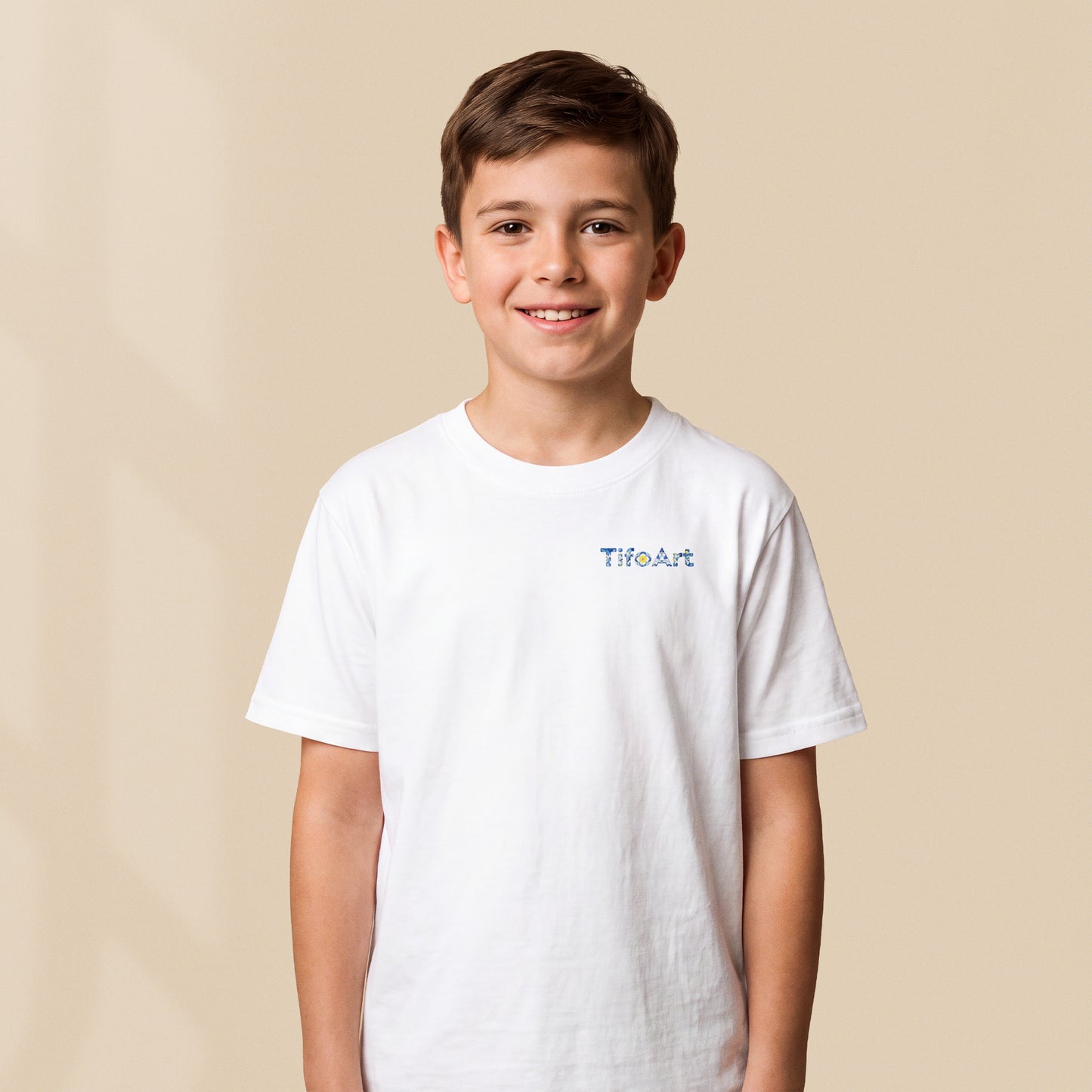 T-shirt enfant blanc Azulejos porté par un enfant, motif de carreaux portugais TifoArt