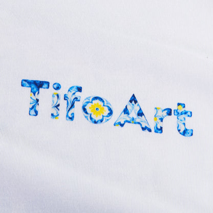 Gros plan du petit motif azulejos et du logo TifoArt côté cœur, coton bio blanc, t-shirt Azulejos